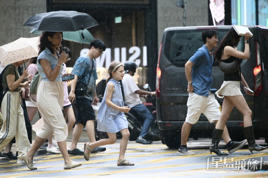 天文台預測本港今日下午及今晚天氣大致多雲,有幾陣驟雨,局部地區有雷暴。資料圖片 天文台預測本港今日下午及今晚天氣大致多雲,有幾陣驟雨,局部地區有雷暴。資料圖片