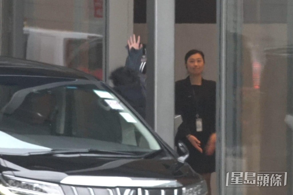 姜涛约下午5时40分乘坐七人车到达机场VIP通道。