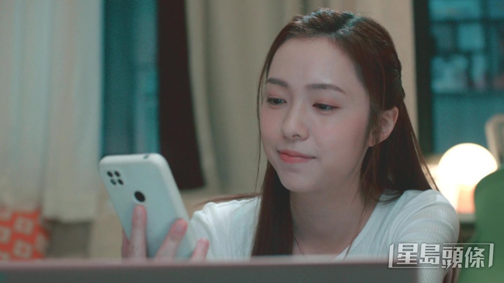 “铜B”甜笑眼神和剧情完美配合。