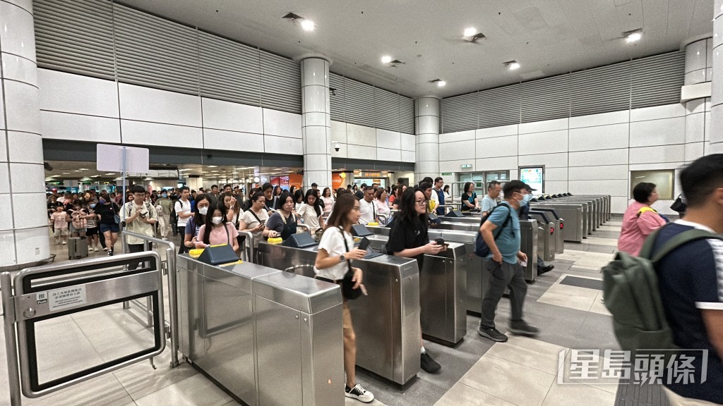 羅湖口岸過關暢順。 羅湖口岸過關暢順。