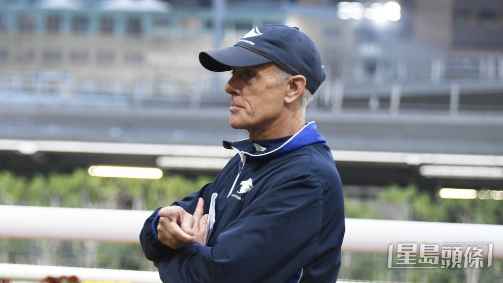 今朝「康昌之星」同「決一劍」出跳時，廖康銘走去會員席食胡位督操。