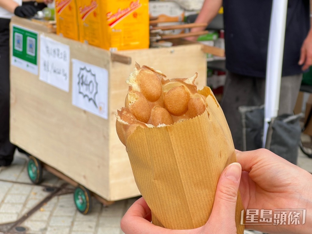 雞蛋仔模具會有細微小孔,加上炭爐的700度高溫,配以獨有的蛋漿配方。 雞蛋仔模具會有細微小孔,加上炭爐的700度高溫,配以獨有的蛋漿配方。