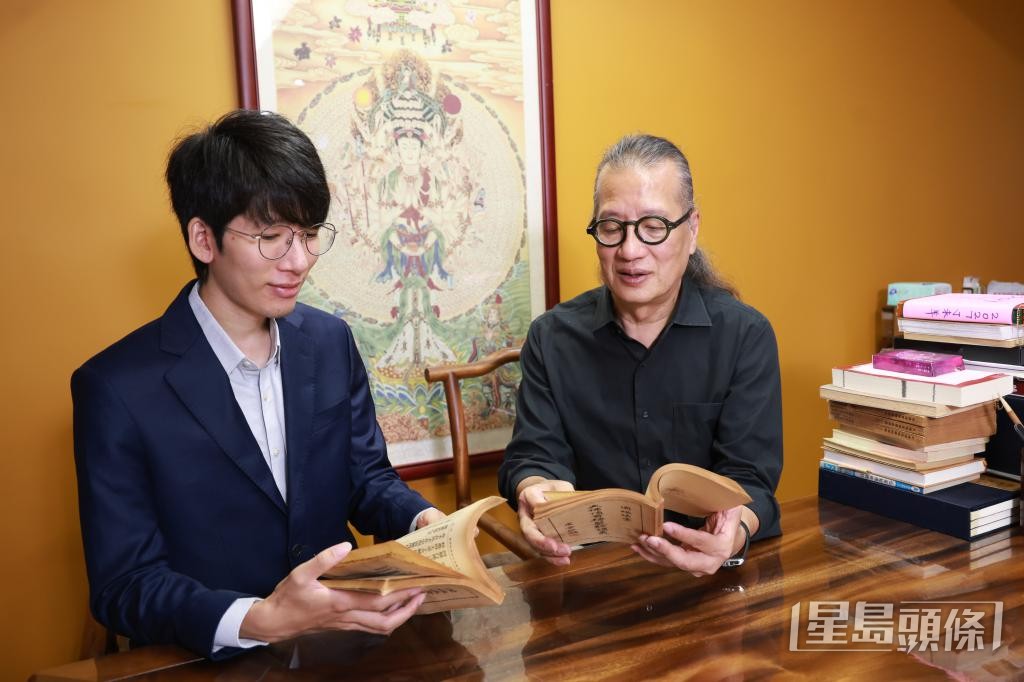 Edmond坦言跟嚴父學習絕不輕鬆,但他望能學習到爸爸的玄學靈感及「觸機」絕招。 Edmond坦言跟嚴父學習絕不輕鬆,但他望能學習到爸爸的玄學靈感及「觸機」絕招。