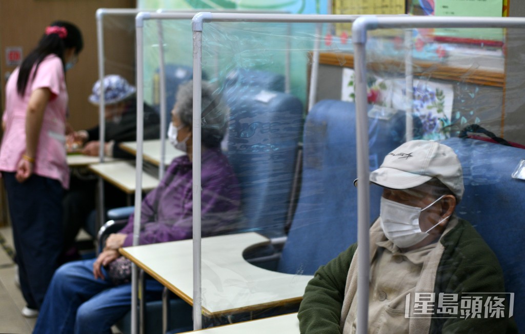 政府將增加跨境安老的選擇，探討明年把計劃擴展至由內地機構營辦的指定安老院。資料圖片