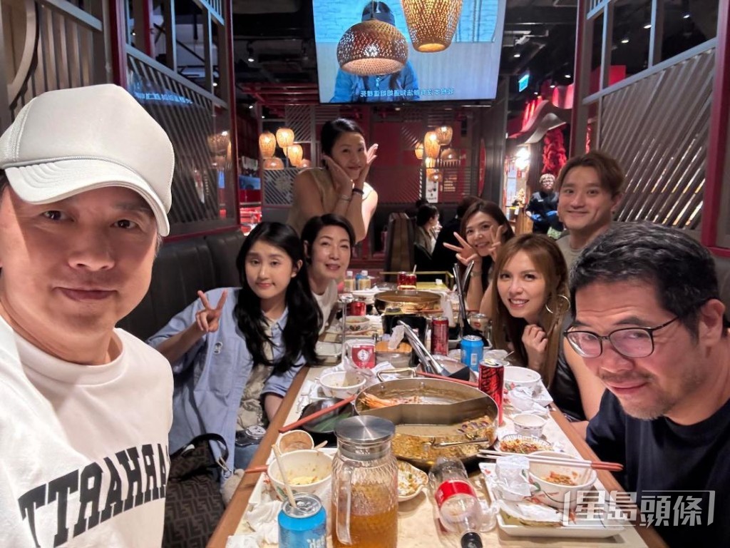 返港時子博帶埋囡囡和TVB娛樂新聞台同事打邊爐。