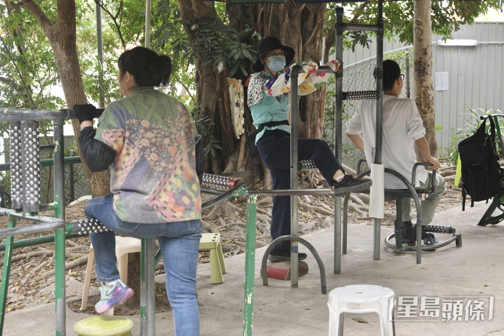 現場擺放了多部健身設施,吸引不少街坊使用。 現場擺放了多部健身設施,吸引不少街坊使用。