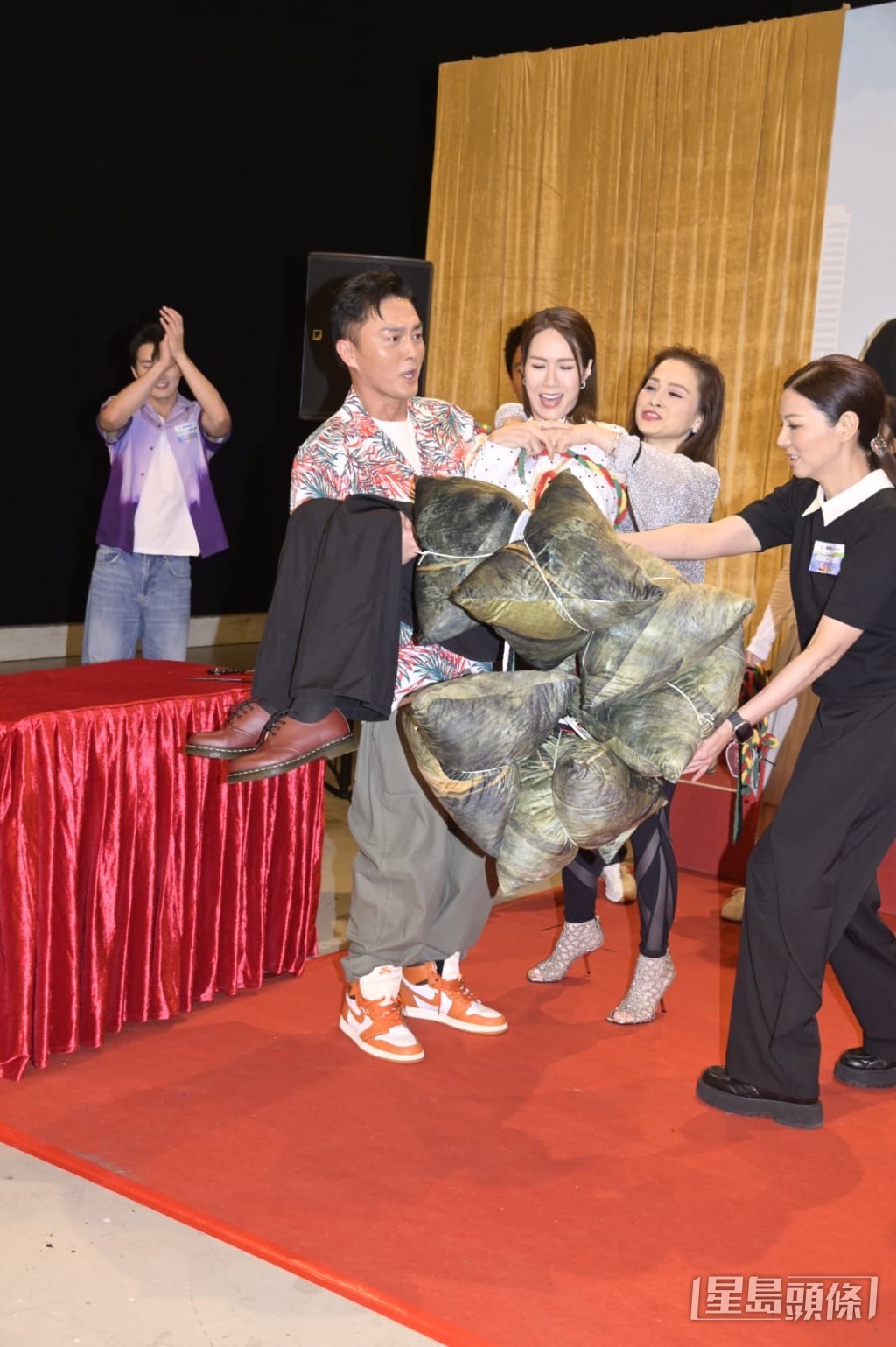 楊明以公主方式抱實未婚妻莊思明搬糉。