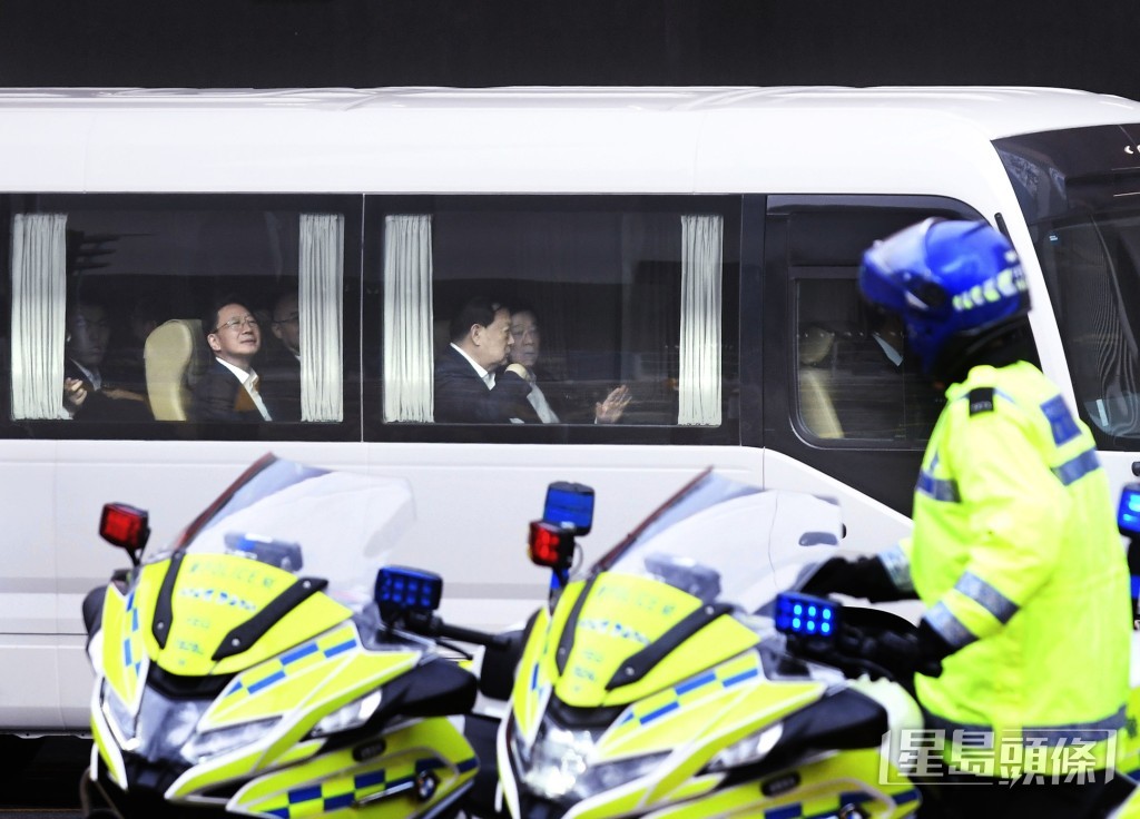 夏寶龍的專車約在下午6時抵達啟德體育園主場館地下停車場,行政長官李家超亦有陪同。何君健攝 夏寶龍的專車約在下午6時抵達啟德體育園主場館地下停車場,行政長官李家超亦有陪同。何君健攝 