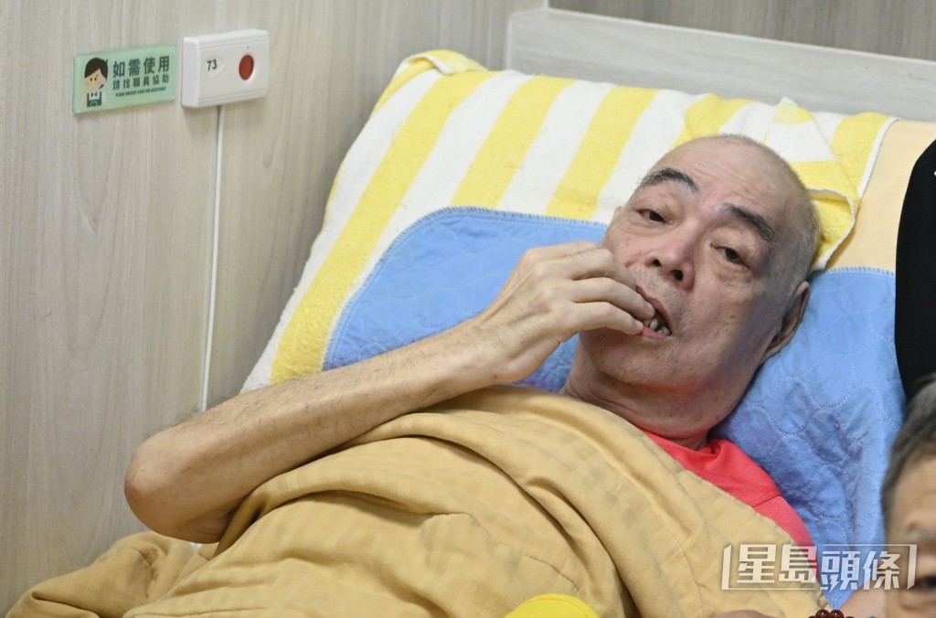 方俊指張偉文已有長達一年半時間,沒有洗澡及坐起身。 方俊指張偉文已有長達一年半時間,沒有洗澡及坐起身。
