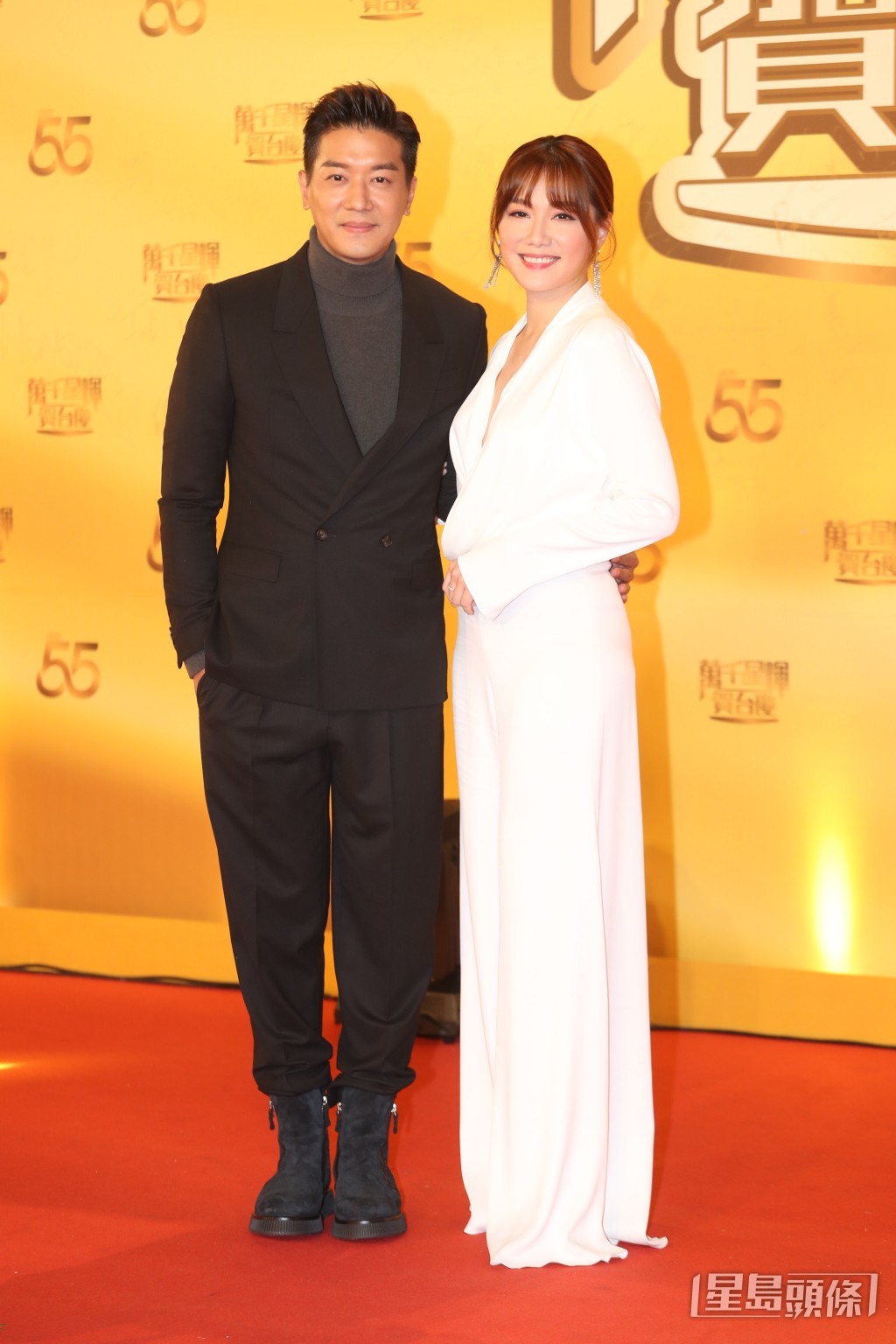 湯洛雯（右）往年也是TVB台慶紅地氈常客，打扮受關注。