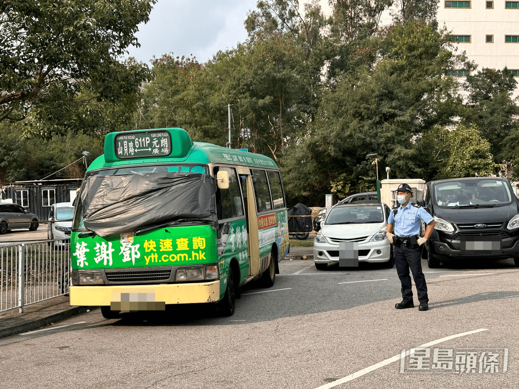小巴停在山貝路對開。梁國峰攝 小巴停在山貝路對開。梁國峰攝