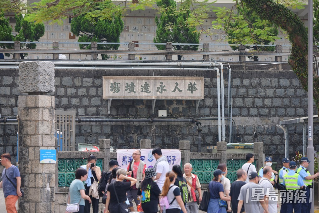 不少市民前來拜祭。歐樂年攝