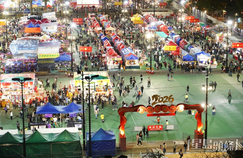 食環署表示，14個年宵市場的人流情況會以紅、黃、綠燈形式在食環署網頁顯示，以便市民規劃行程及參觀時間。葉偉豪攝