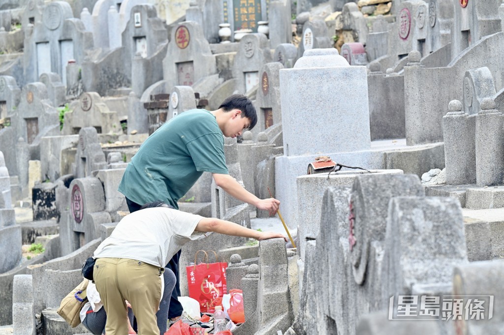市民帶同香燭等祭品上山。鍾健華攝 市民帶同香燭等祭品上山。鍾健華攝