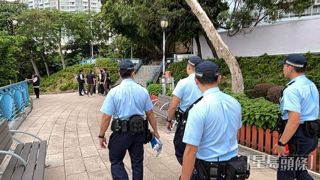 大批警員封鎖公園範圍調查。