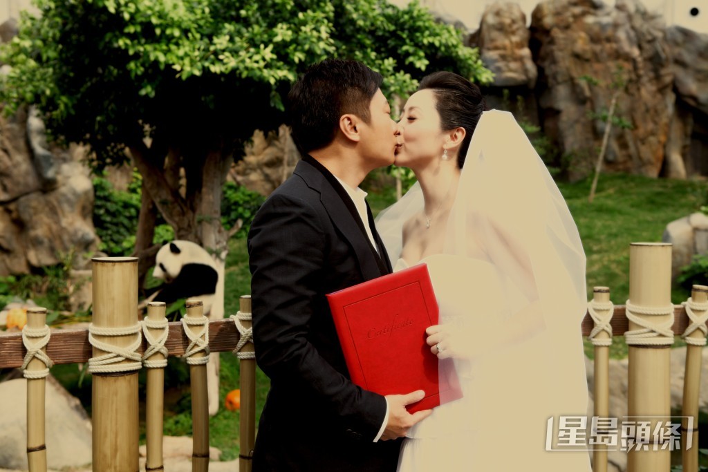 钱嘉乐与汤盈盈2012年与钱嘉乐在海洋公园熊猫馆举行婚礼。