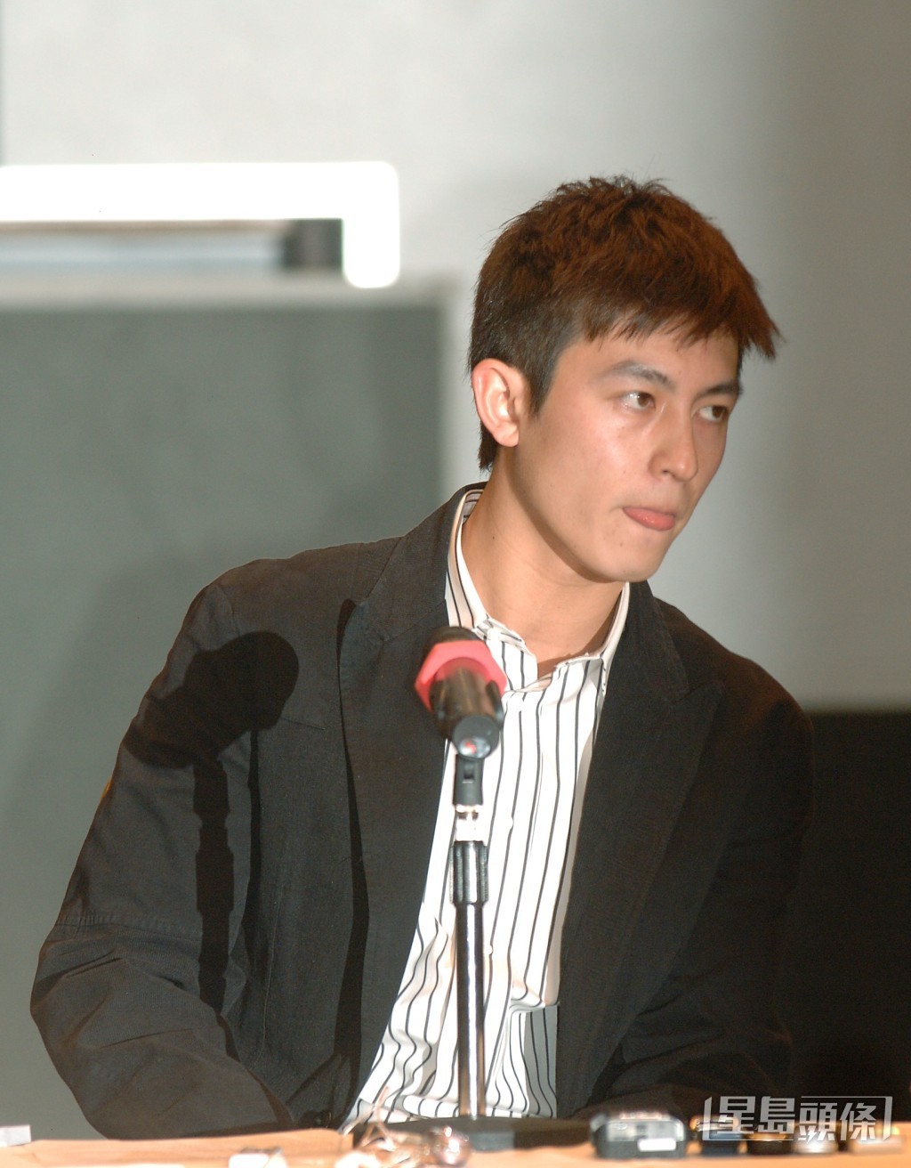 陈冠希2008年因艳照风波，而宣布无限期退出香港娱乐圈。