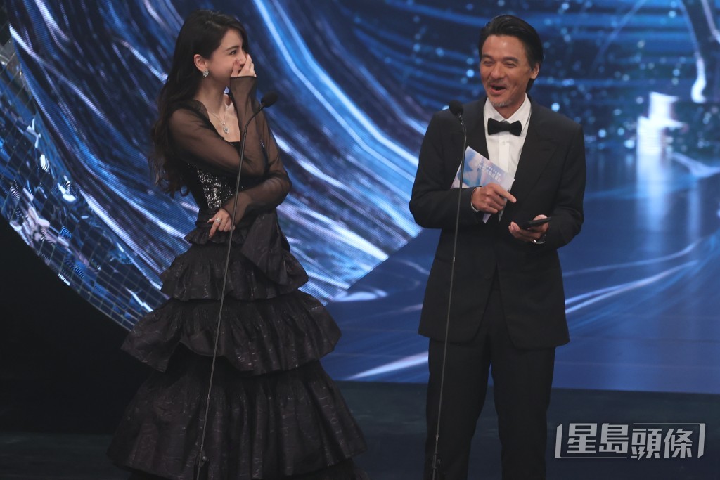 Angelababy杨颖换上Viktor & Rolf 2024春季高订系列黑色礼裙，与冯德伦颁发“最佳亚洲华语电影”。