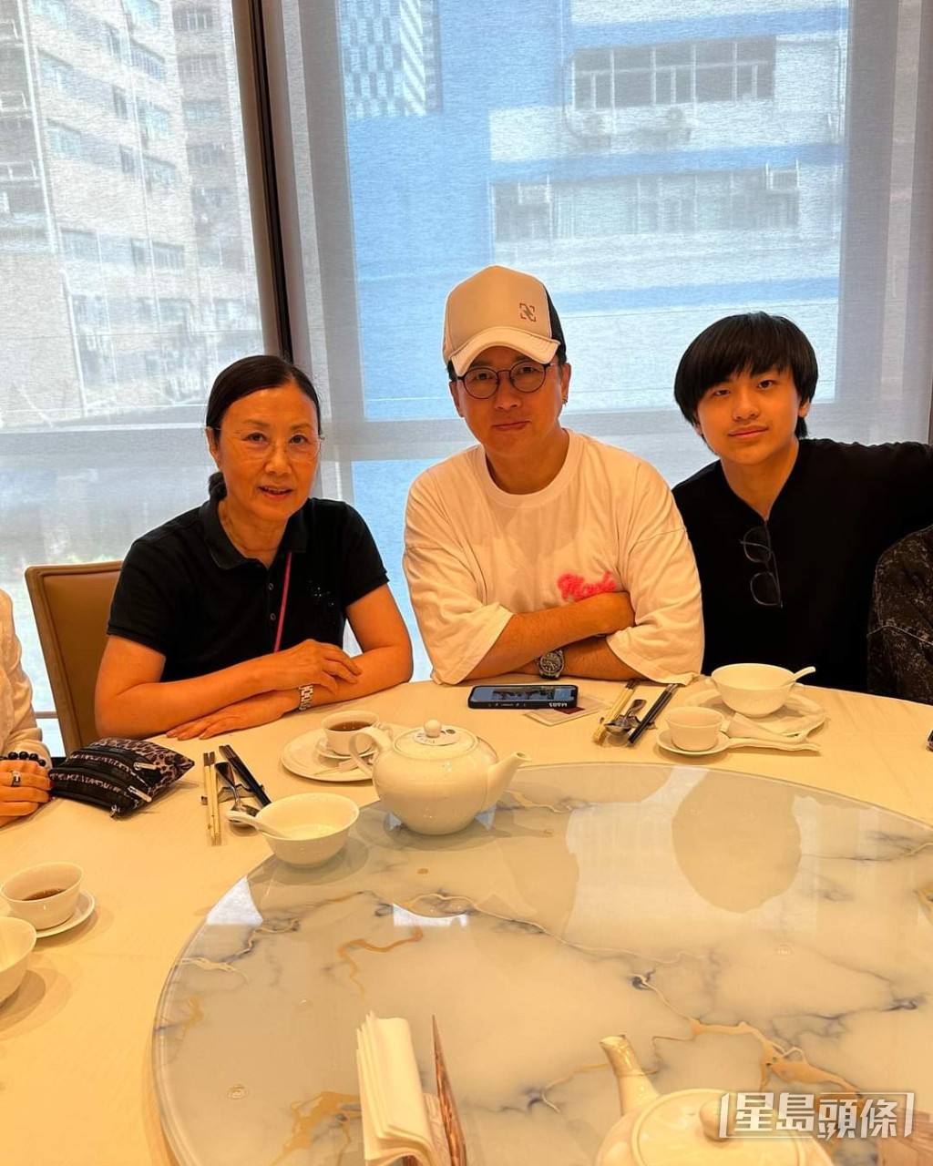 阿姐關心子博的子女。 阿姐關心子博的子女。