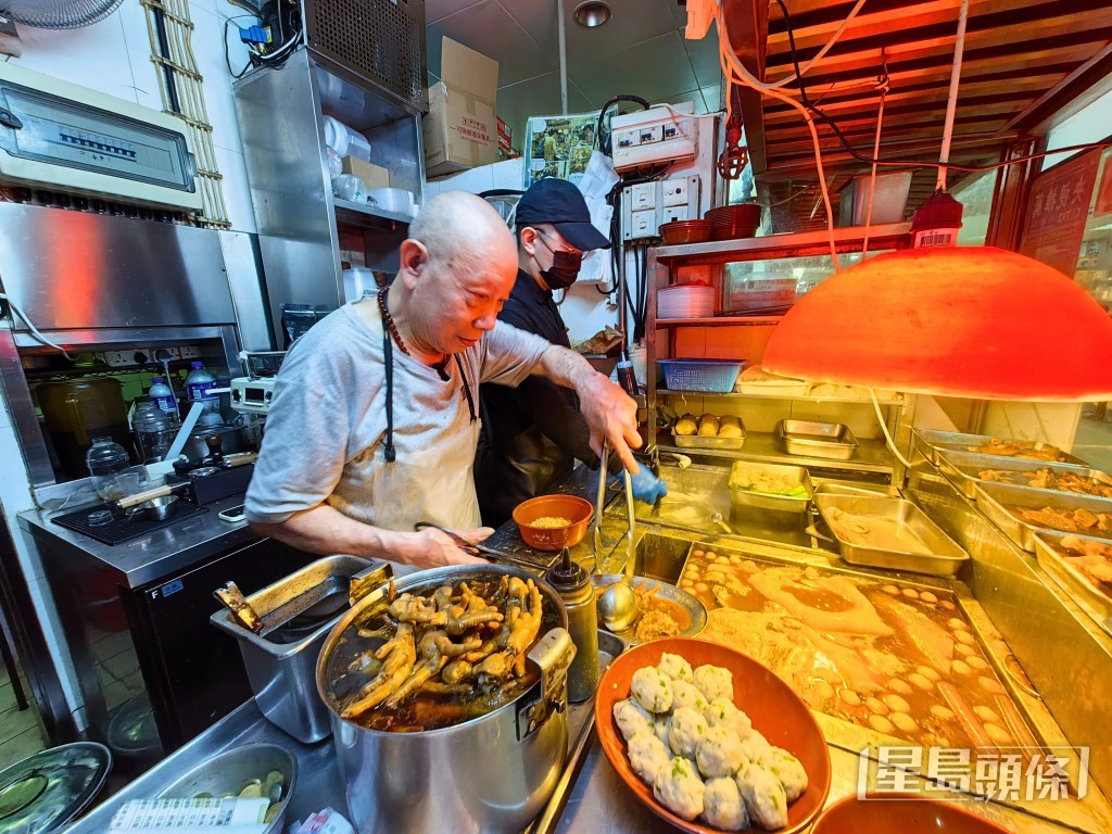 何敬康指猪扒包、葡挞、牛杂、杏仁饼等街头小吃“香港都有得吃”。资料图片 何敬康指猪扒包、葡挞、牛杂、杏仁饼等街头小吃“香港都有得吃”。资料图片