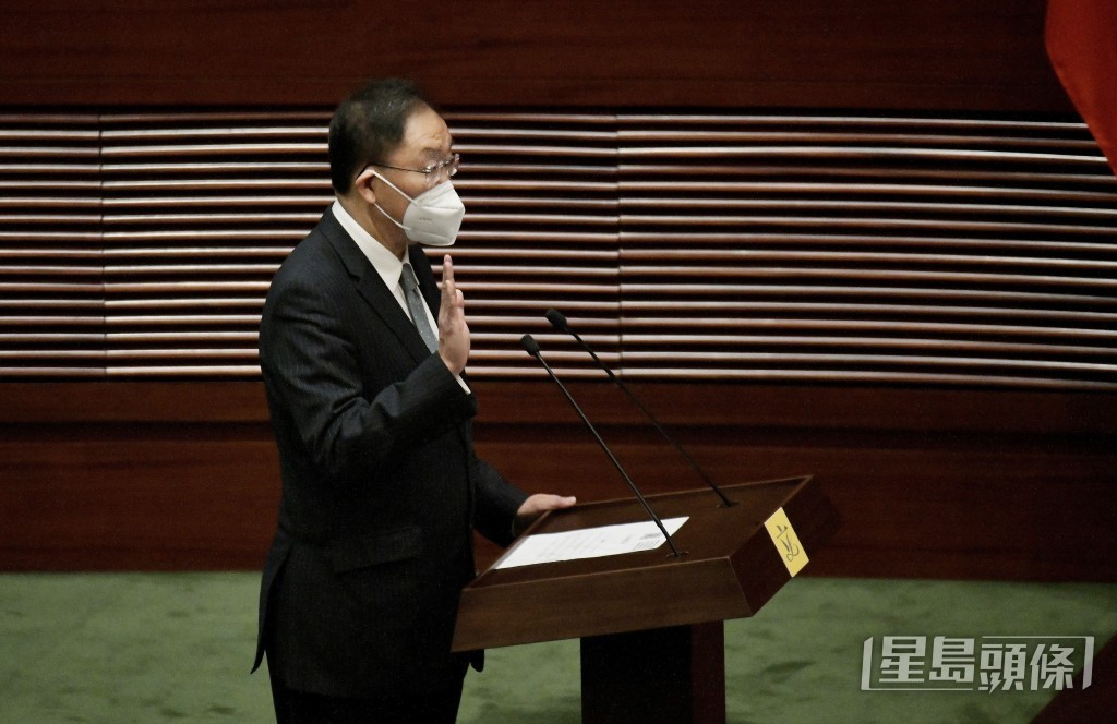 黃錦輝宣誓時曾一度讀錯誓詞，亦涉嫌未有按照選舉指引規定提交支持者同意書。