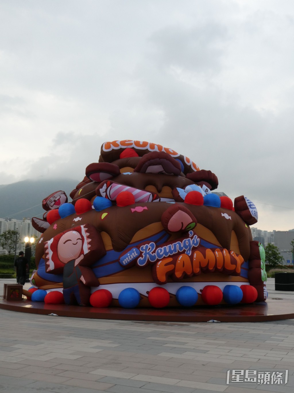 场外8米巨型吹气蛋糕好架势。