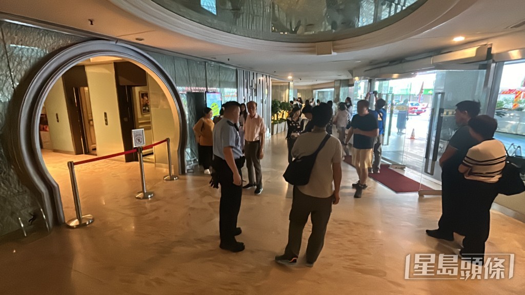 住客疏散到地下大堂。