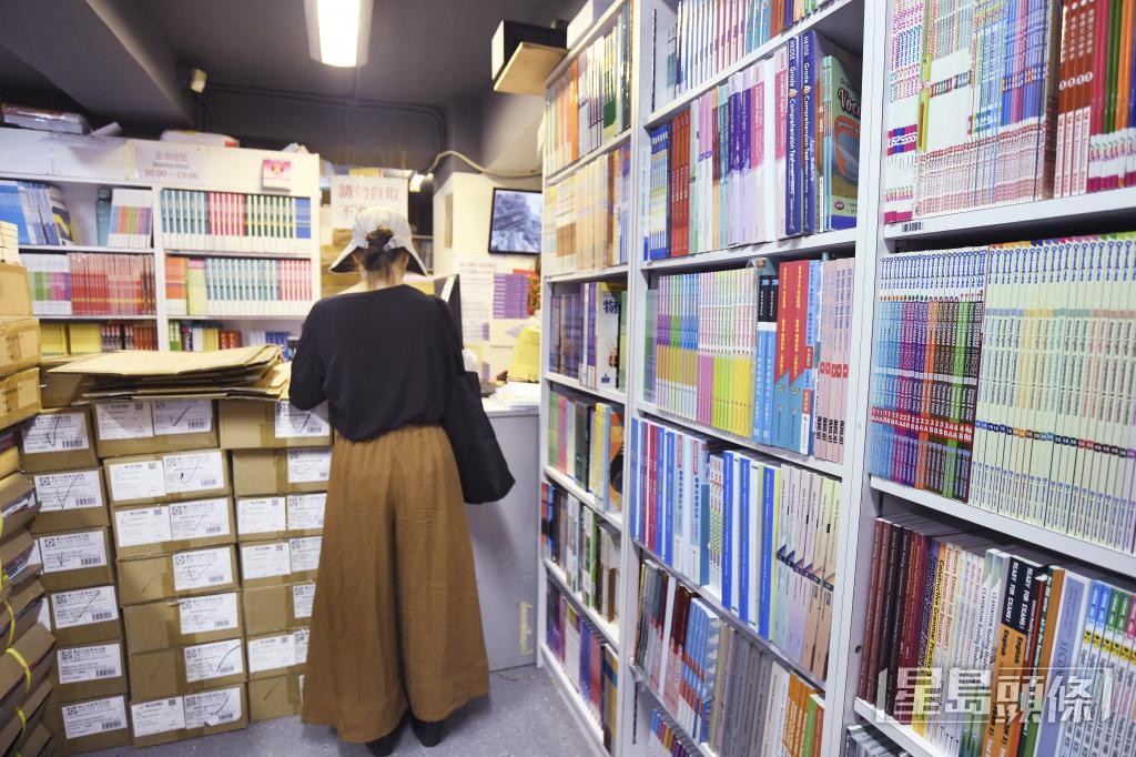 不少家長趁暑假為子女購買新學年教科書。 不少家長趁暑假為子女購買新學年教科書。
