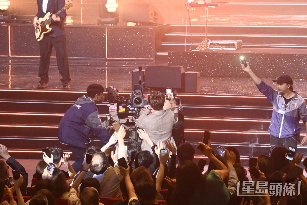 Supper Moment擔任表演嘉演，主音Sunny還拎起手機玩自拍。