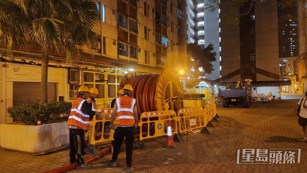 中電人員到場搶修。黎志偉攝 中電人員到場搶修。黎志偉攝