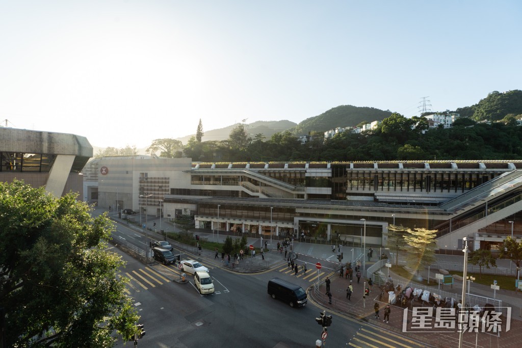 港铁屯马线显径站于2020年2月启用，车站以绿色车站作槪念。刘骏轩摄