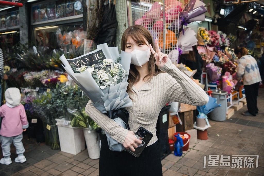 夏小姐趁午膳時間買花贈男友。汪旭峰攝