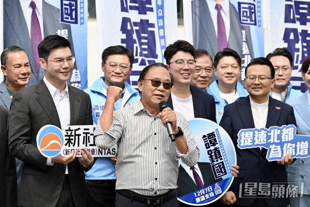 新社聯永遠會長梁志祥（中）。