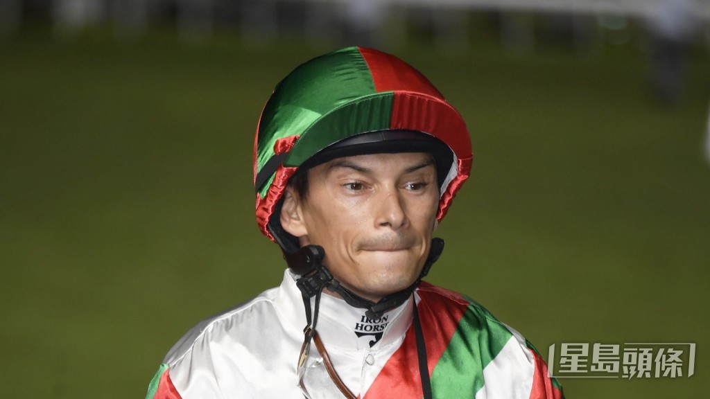 巴度今朝到場立即為「凱旋王者」出試,之後落馬詳細檢驗馬匹。 巴度今朝到場立即為「凱旋王者」出試,之後落馬詳細檢驗馬匹。