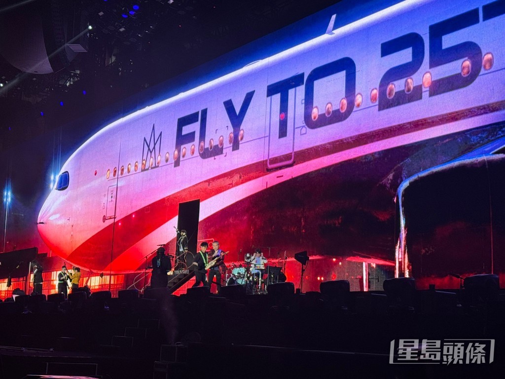 五月天於啟德體育園主場館舉行合共4場《#5525回到那一天 25周年巡迴演唱會》香港站在今晚開鑼,成為首批來自台灣的歌手在啟德主場舉行演唱會。 五月天於啟德體育園主場館舉行合共4場《#5525回到那一天 25周年巡迴演唱會》香港站在今晚開鑼,成為首批來自台灣的歌手在啟德主場舉行演唱會。