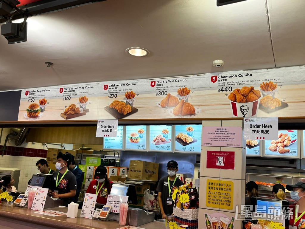 一間連鎖炸雞店售賣套餐索價高達150至580港元,較市面至少貴一倍。黃子龍攝 一間連鎖炸雞店售賣套餐索價高達150至580港元,較市面至少貴一倍。黃子龍攝