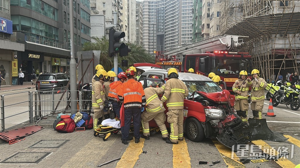 大批消防趕至營救。