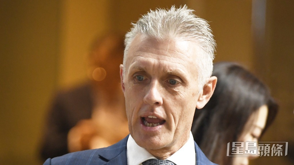 「决一剑」今朝试闸前的空档，廖康铭特意揾周俊乐密斟。