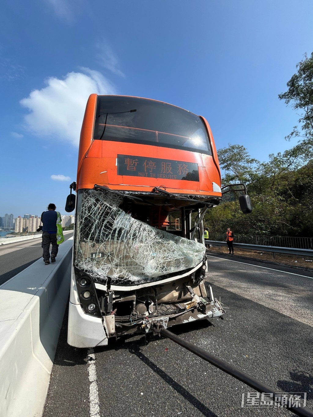 龍運巴士車頭損毀嚴重,擋風玻璃幾整塊脫落。楊偉亨攝 龍運巴士車頭損毀嚴重,擋風玻璃幾整塊脫落。楊偉亨攝