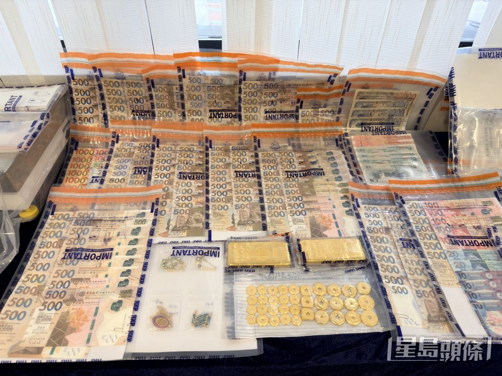 警方展示起回的贓物。
