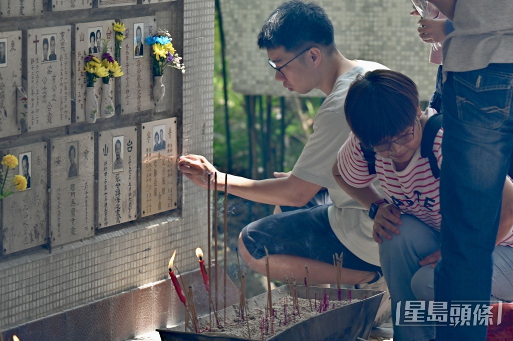 孝子賢孫擦拭祖先墓碑。鍾健華攝 孝子賢孫擦拭祖先墓碑。鍾健華攝