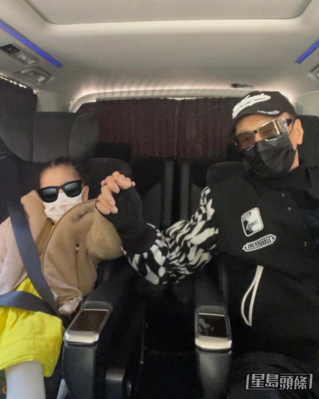 同公公手拖手去街街。 同公公手拖手去街街。