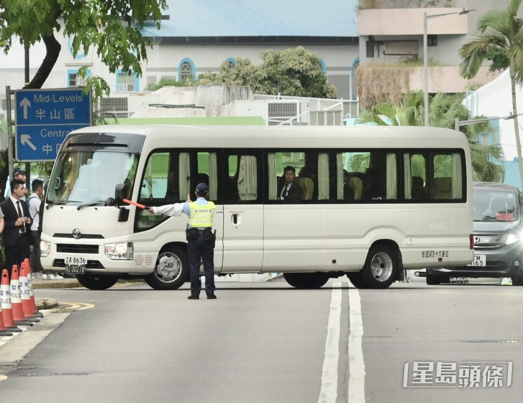 夏寶龍乘搭的專車抵達禮賓府。何君健攝 夏寶龍乘搭的專車抵達禮賓府。何君健攝