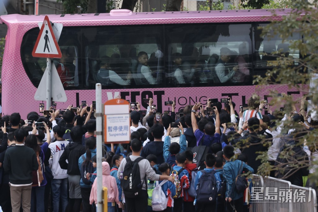 美斯乘坐的旅遊巴到達並進入大球場。劉駿軒攝