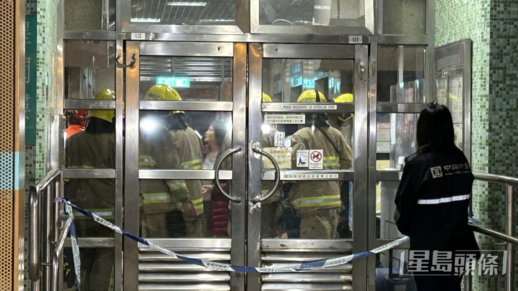 消防接報到場開喉撲救，救出一名男子，他身體多處被嚴重燒傷，清醒送院治理。蔡楚輝攝