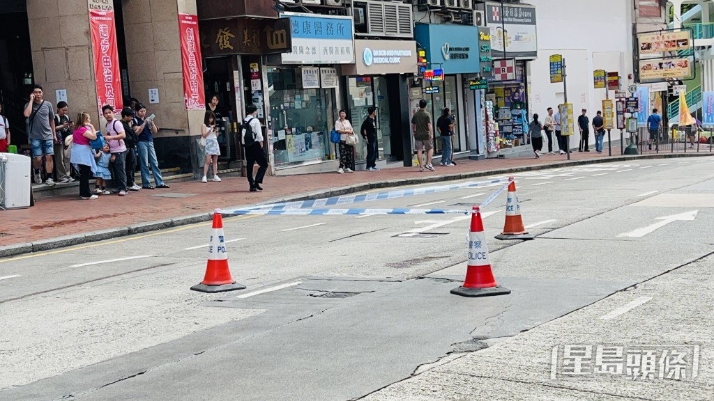 馬路中央遺下大灘鮮血。