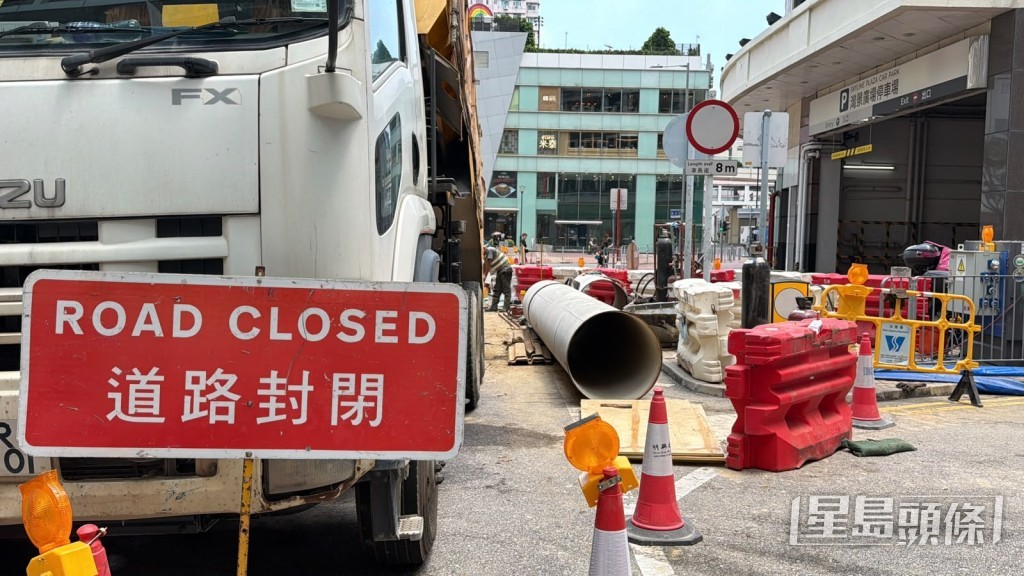 荃灣海貴路的緊急水管維修工程，水務署工程團隊正全力進行搶修。劉漢權攝
