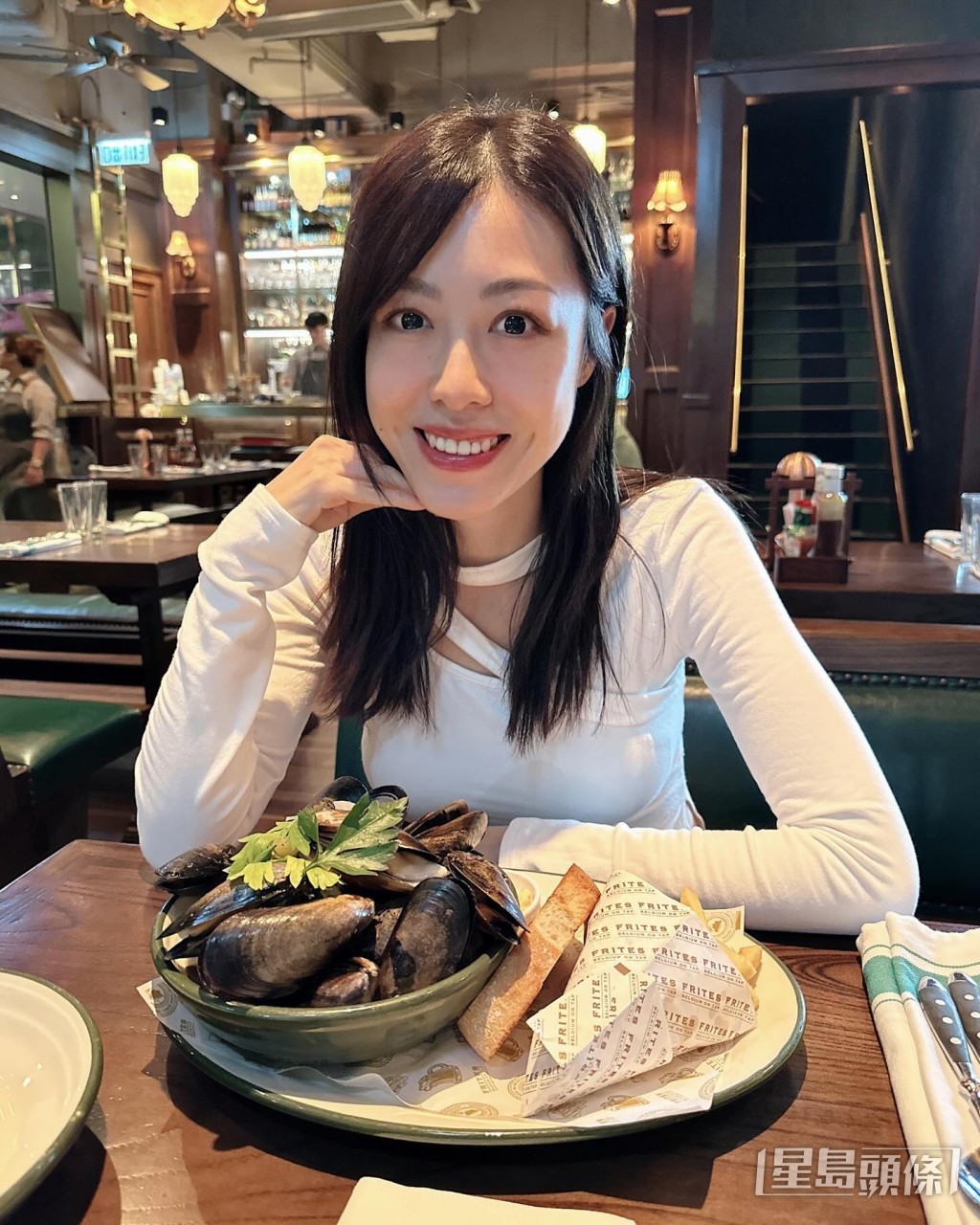 周吉佩帶太太食青口放題。