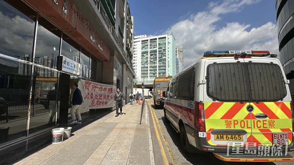 工人拉起追薪橫額。