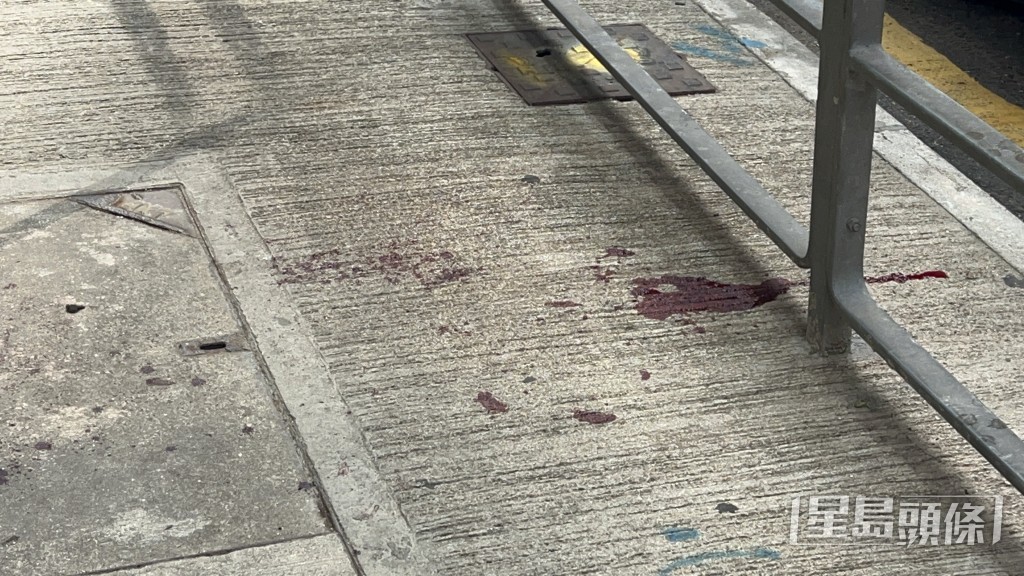 地上遺下血迹。楊偉亨攝